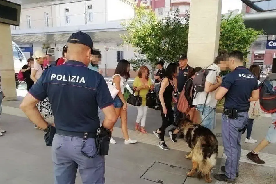 I controlli della polizia ferroviaria (foto questura di Cagliari)