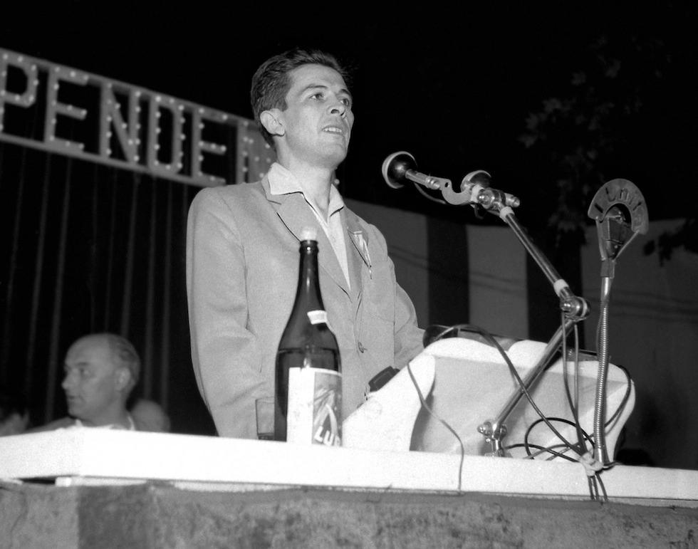 Un giovane Berlinguer interviene nel 1952 ad un comizio di Togliatti (foto Wikipedia)