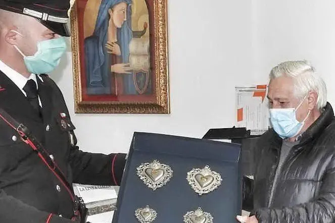 La riconsegna degli ex voto (Foto carabinieri)