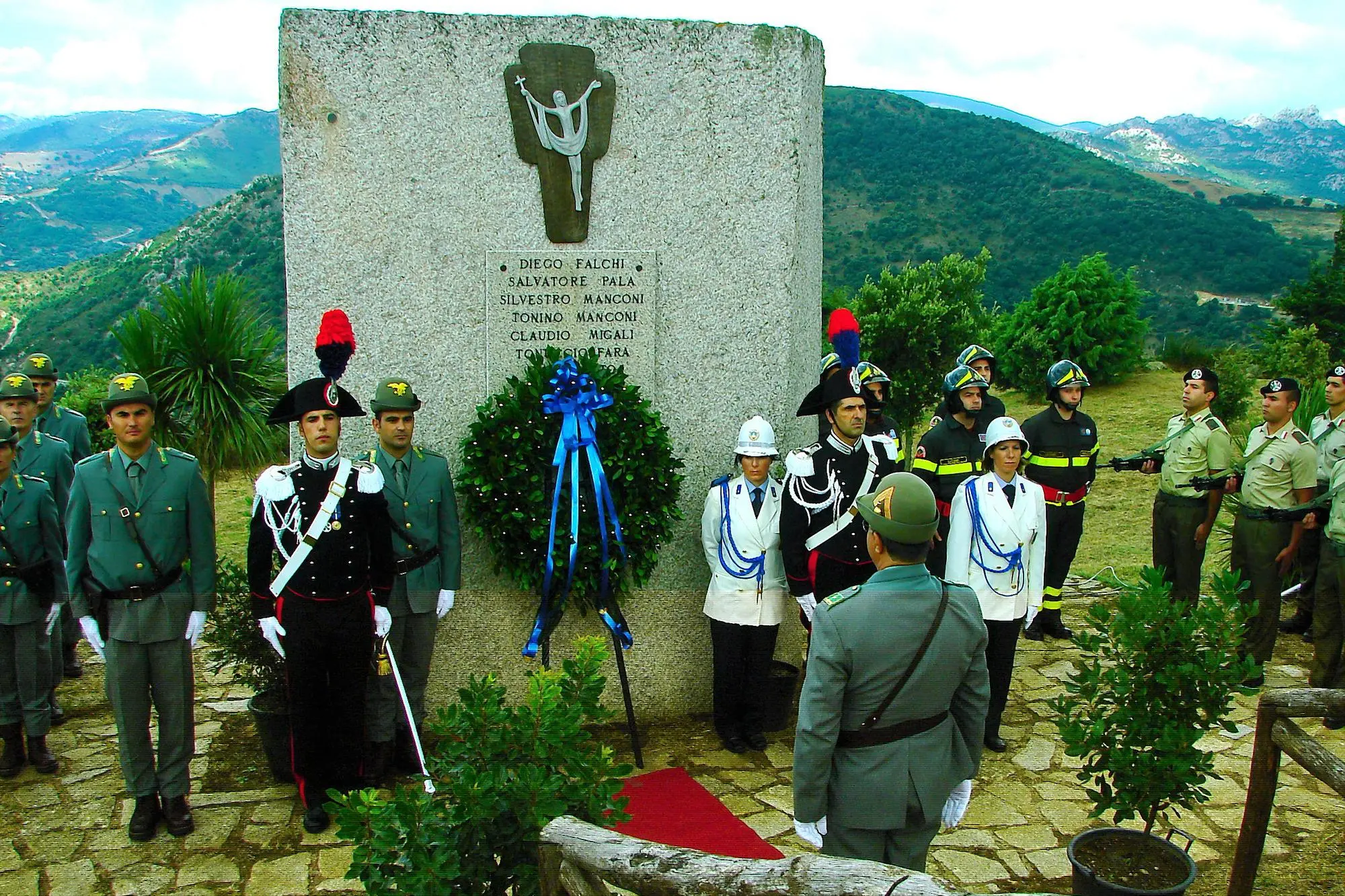 Il monumento alle vittime di Curraggia (Archivio L'Unione Sarda)