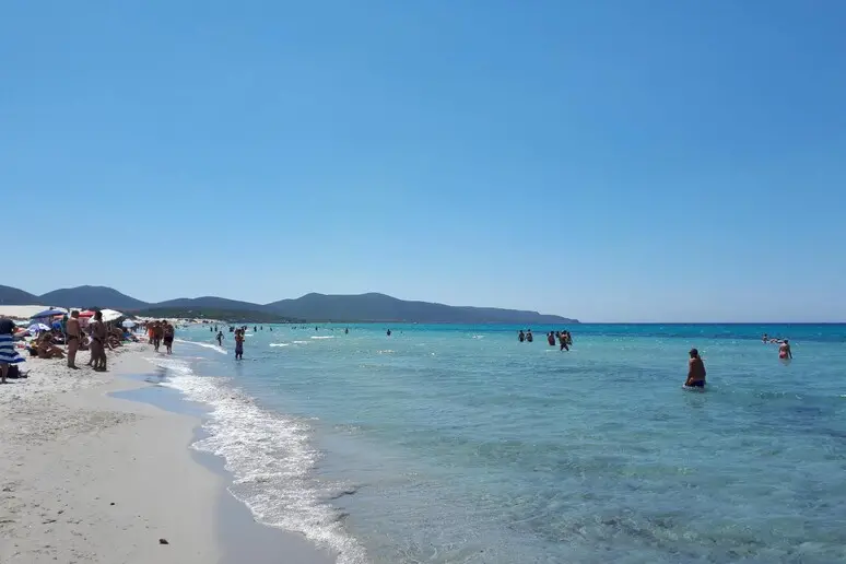 Spiaggia in Sardegna (foto Ansa)