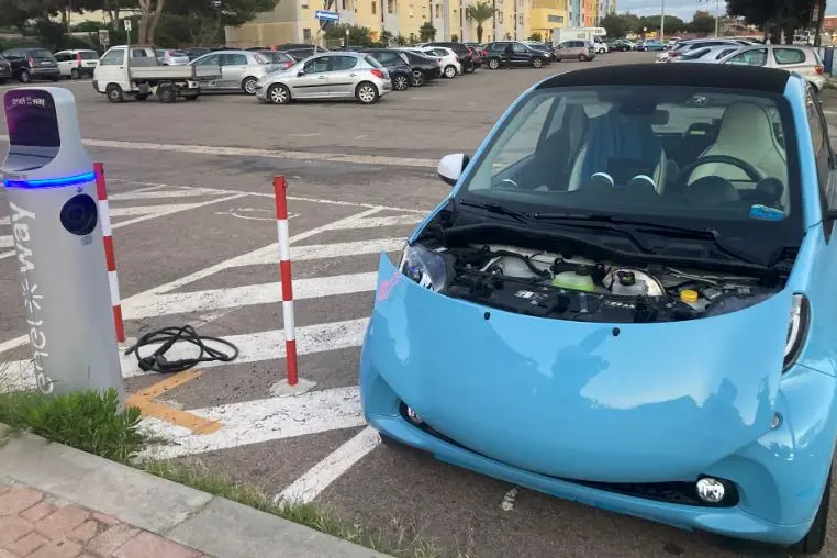 la Smart elettrica interessata dal guasto tecnico (foto Pala)