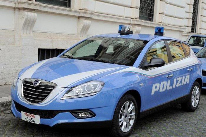 Un'auto della polizia (Ansa)