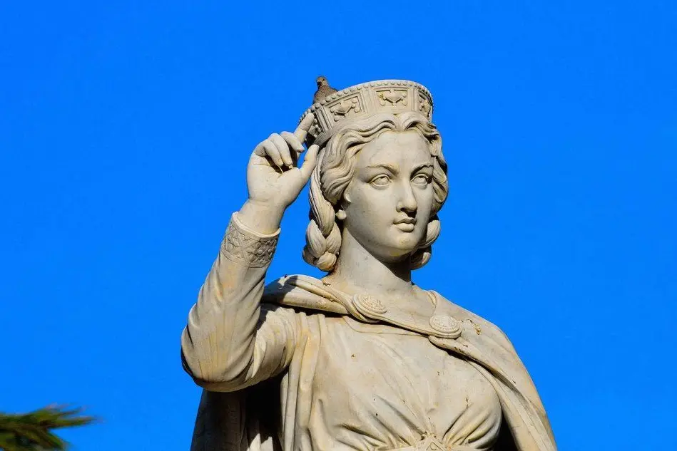 La statua di Eleonora d'Arborea