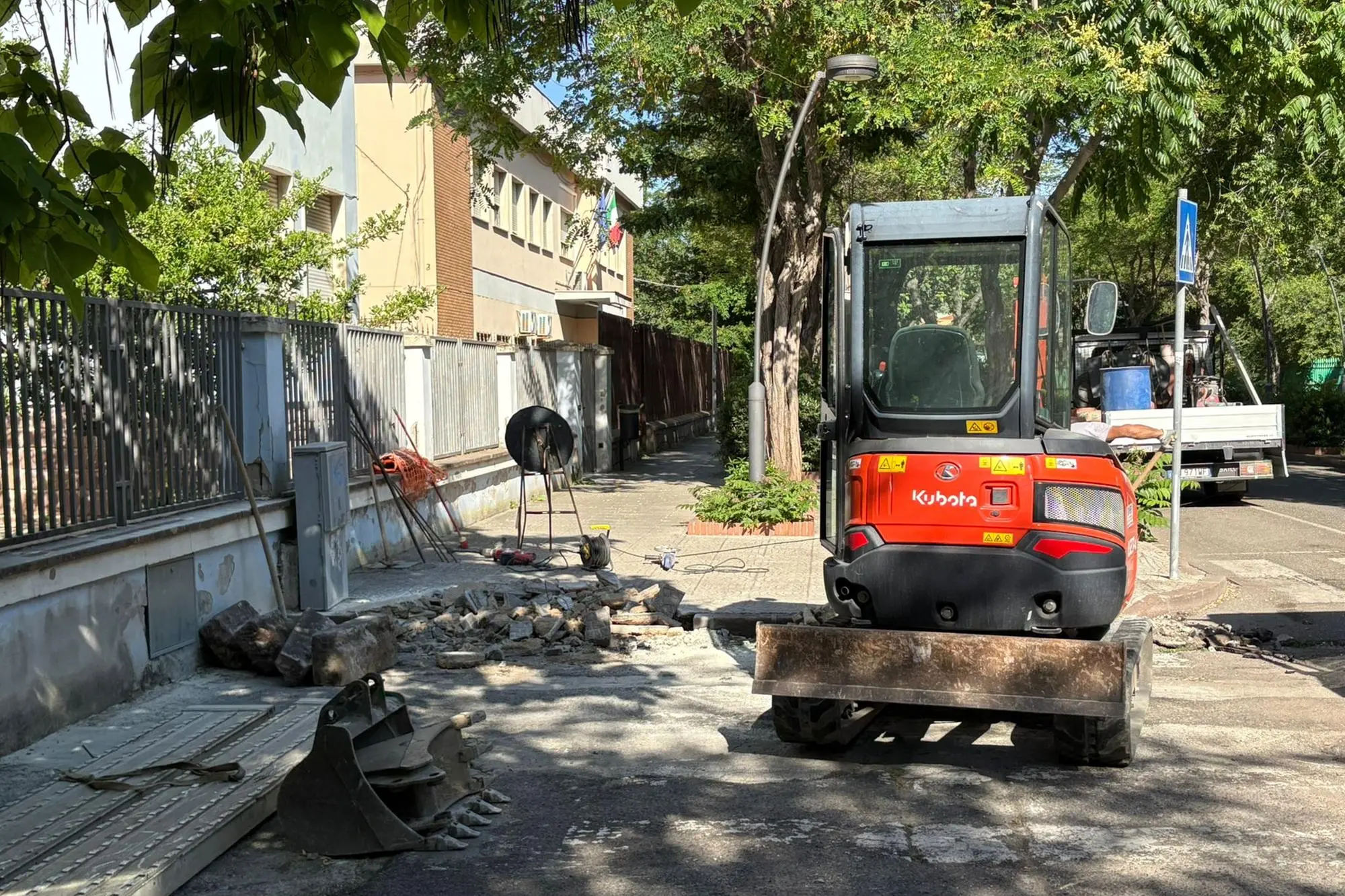 La manutenzione dei marciapiedi a Bosa