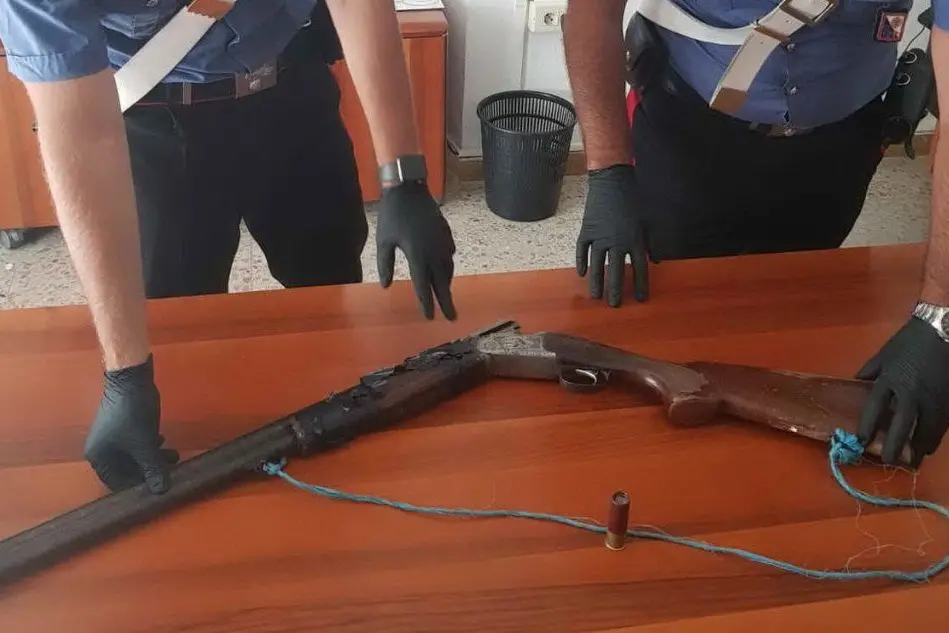 Il fucile sequestrato (foto L'Unione Sarda - Serreli)