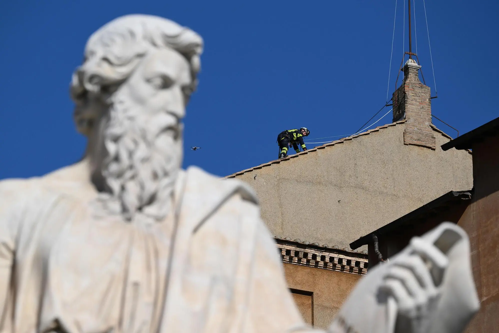 Vigili del fuoco sul tetto della Sistina (foto Ansa)