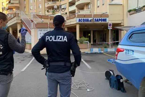 Gli agenti sul posto (foto polizia di Cagliari)