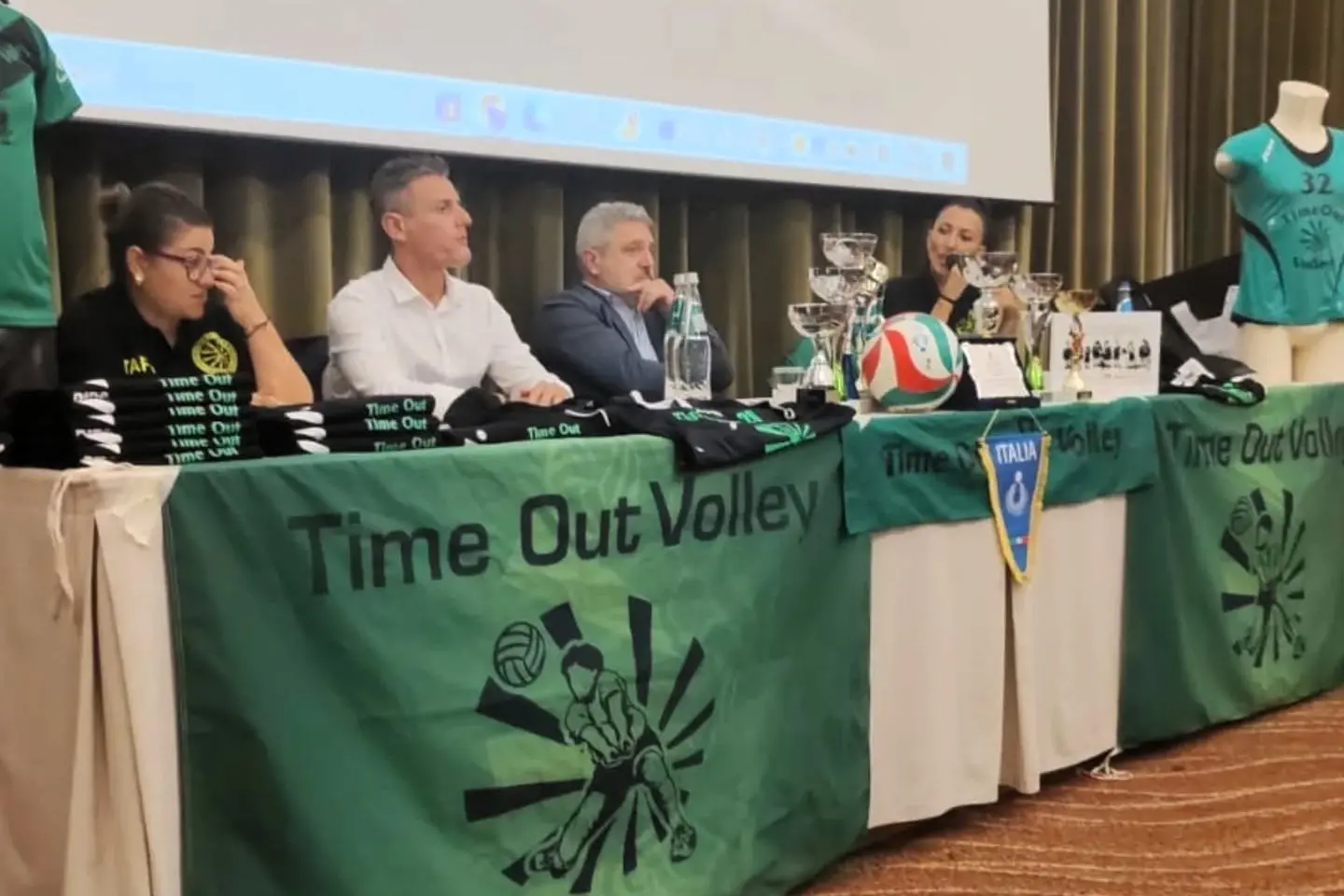 In fondo a destra Debora Arberi durante la presentazione della stagione di Time Out Volley