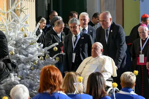 Papa Francesco in Corsica (Ansa)