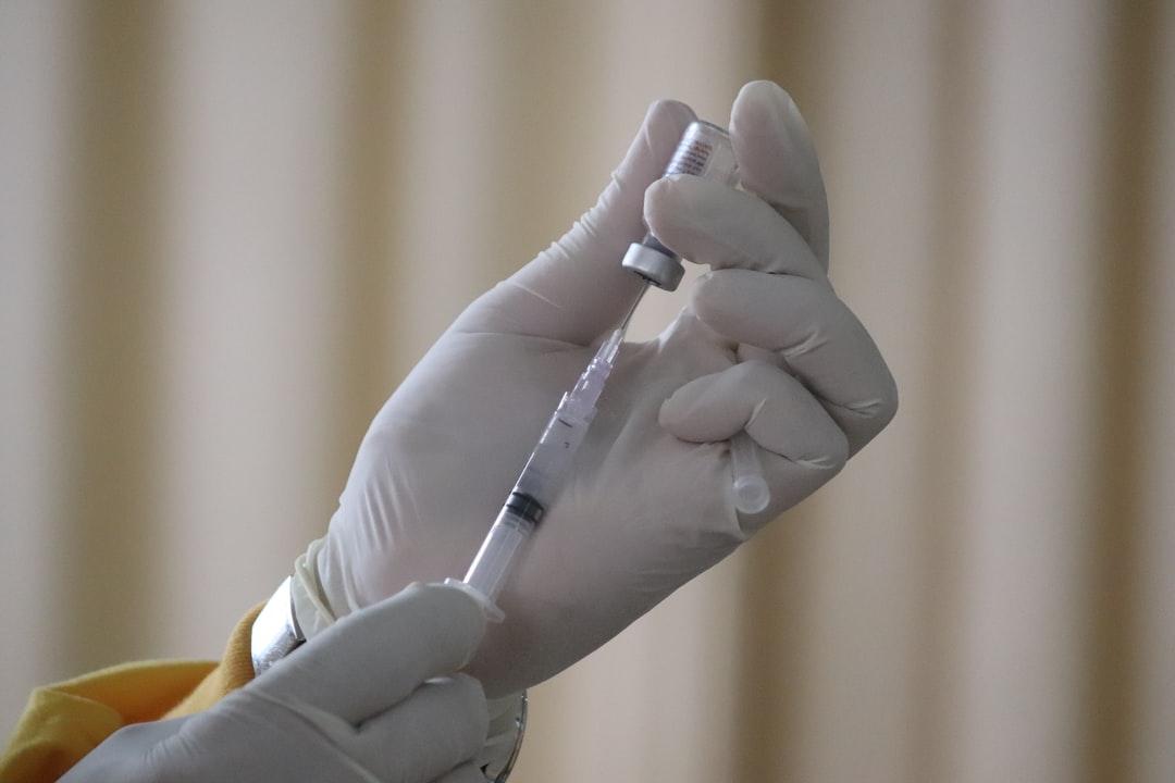 Fingeva di vaccinare i pazienti contro il Covid: medico condannato a 5 anni di carcere