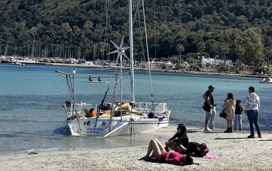 Barca a vela spiaggiata, un mese dopo il relitto è ancora sulla battigia