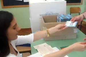 Operazioni di voto in un seggio elettorale (Archivio)