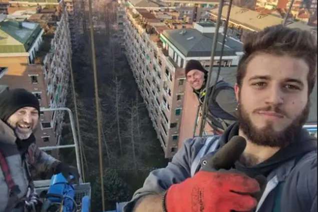 Filippo Falotico, 20 anni (al centro) con Roberto Peretto, 52 anni, e Marco Pozzetti, 54 anni, in una foto tratta dal profilo Instagram dello stesso Falotico (Ansa - Instagram)