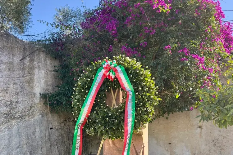 La corona d'alloro deposta a Sennori (foto concessa)