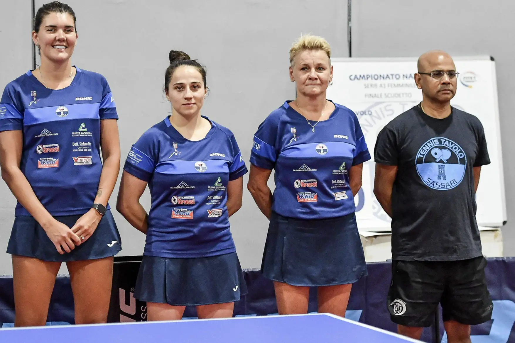 Il TT Sassari ha disputato la finale scudetto con, da sin., Tatiana Garnova, Irina Ciobanu, Elerna Rozanova, il coach Provas Mondal (Foto Ufficio Stampa TT Sassari)