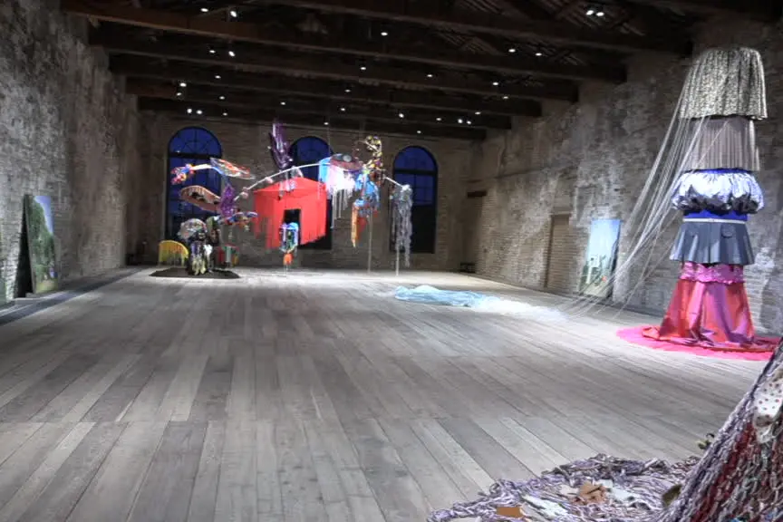 Biennale Arte 2026, bacio sugli occhi al Padiglione della Turchia