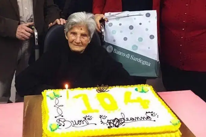 Fiorentina Puddu e la torta dei 104 anni