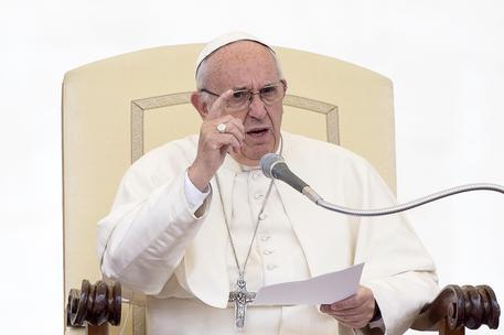 Papa Francesco agli imprenditori: “La crisi colpisce tutti, più fiducia ai giovani e attenzione alle donne” (foto Ansa)