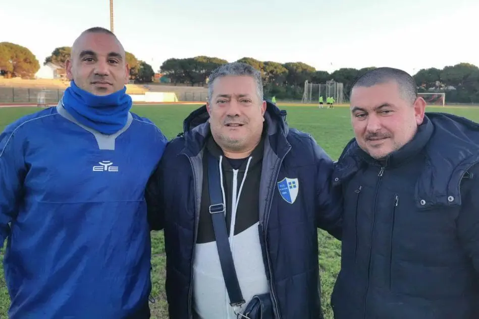 Da sinistra il bomber del Ploaghe Antonio Borrotzu, l'allenatore Tore Porqueddu e il direttore sportivo Agostino Solinas dopo l'amichevole col Porto Torres (foto Tellini)