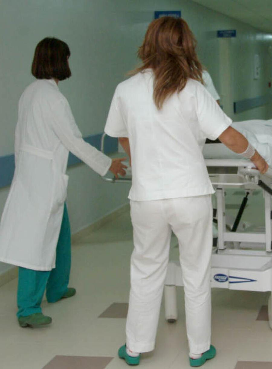 Personale in corsia con un fiocco nero sulle divise