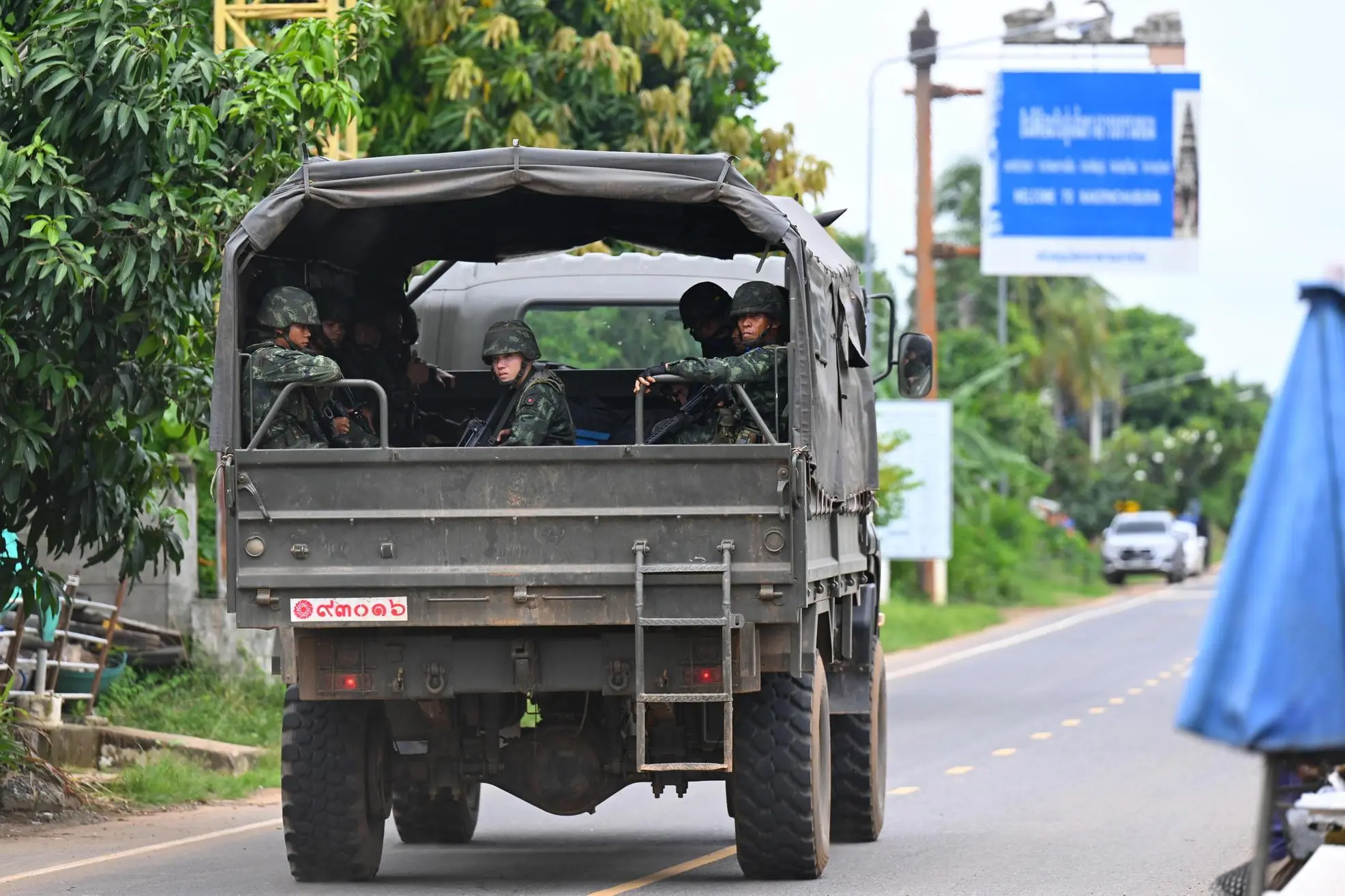 epa12258136 An army truck transports troops amid clashes between Thai and Cambodian soldiers along the disputed border in Prasat district, Surin province, Thailand, 24 July 2025. According to the Ministry of Public Health, at least 12 people were killed and 35 injured after armed clashes erupted along the disputed border, with both Thailand and Cambodia accusing each other of initiating the exchange amid escalating tensions. EPA/KAIKUNGWON DUANJUMROON