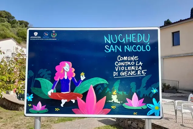 Il manifesto installato a Nughedu San Nicolò (foto Antonio Caria)