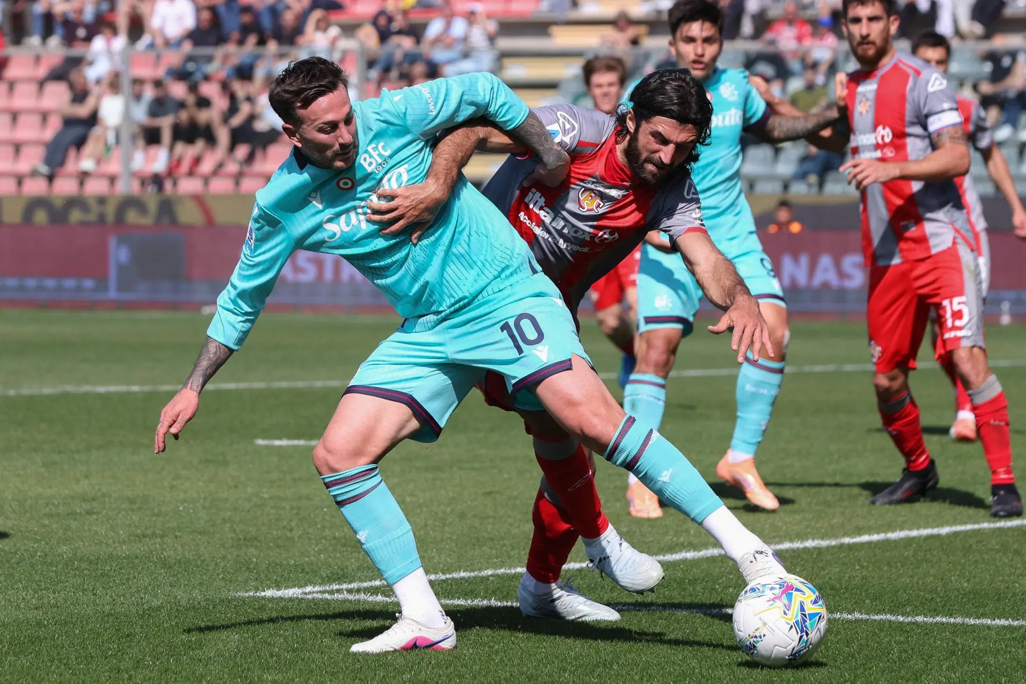 Bologna’s Federico Bernardeschi and Cremonese's Sebastiano Luperto in action during the Italian Serie A soccer match Cremonese vs Bologna at Giovanni Zini stadium in Cremona, Italy, 5 April 2026. ANSA/FABRIZIO BERTANI