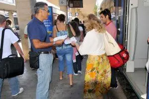 I pendolari distribuiscono i volantini nella stazione ferroviaria di Cagliari