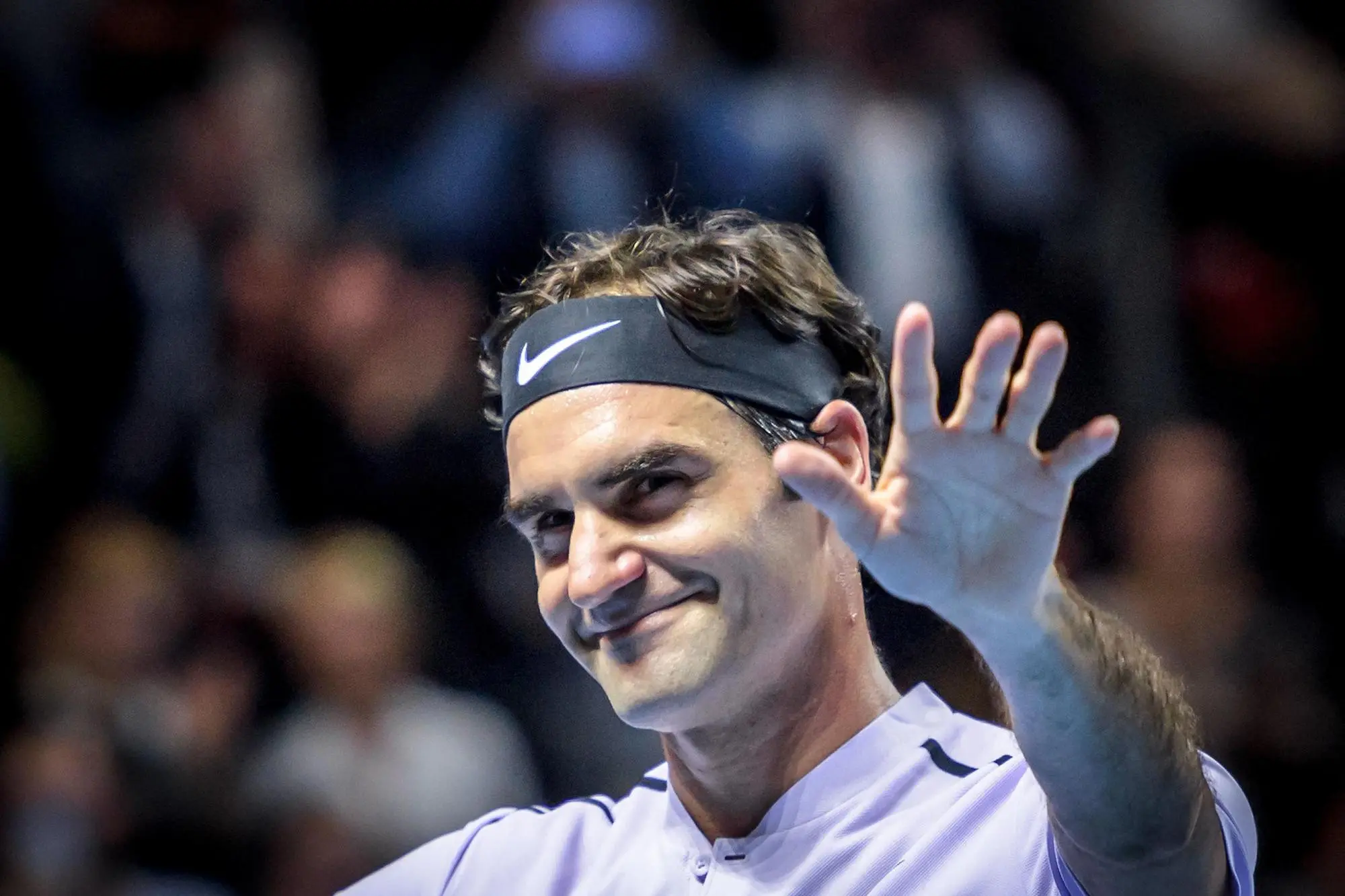 Il saluto di Roger Federer (Archivio/afp Coffrini)