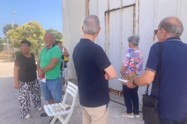 Pazienti in fila a Poliambulatorio Asl (foto Pala)
