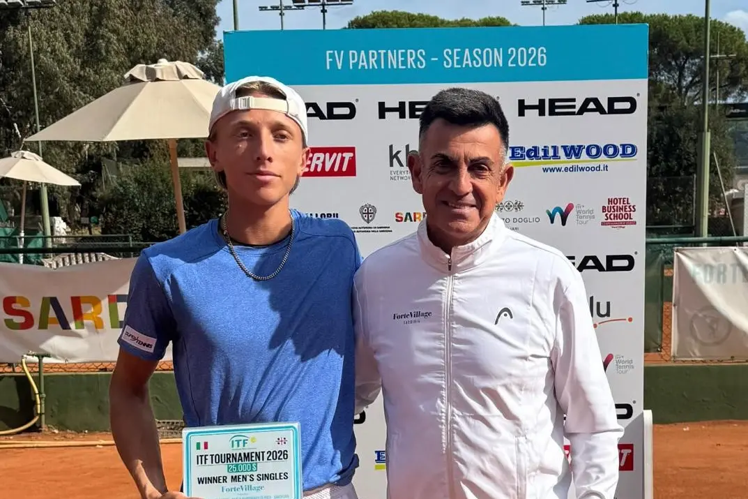 Il vincitore del singolare maschile Matteo Gribaldo premiato dal direttore del torneo Alessandro Porcu (foto Antonio Burruni)