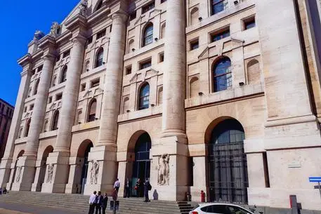Il Palazzo Mezzanotte, sede della Borsa Italiana a Milano (foto Ansa)
