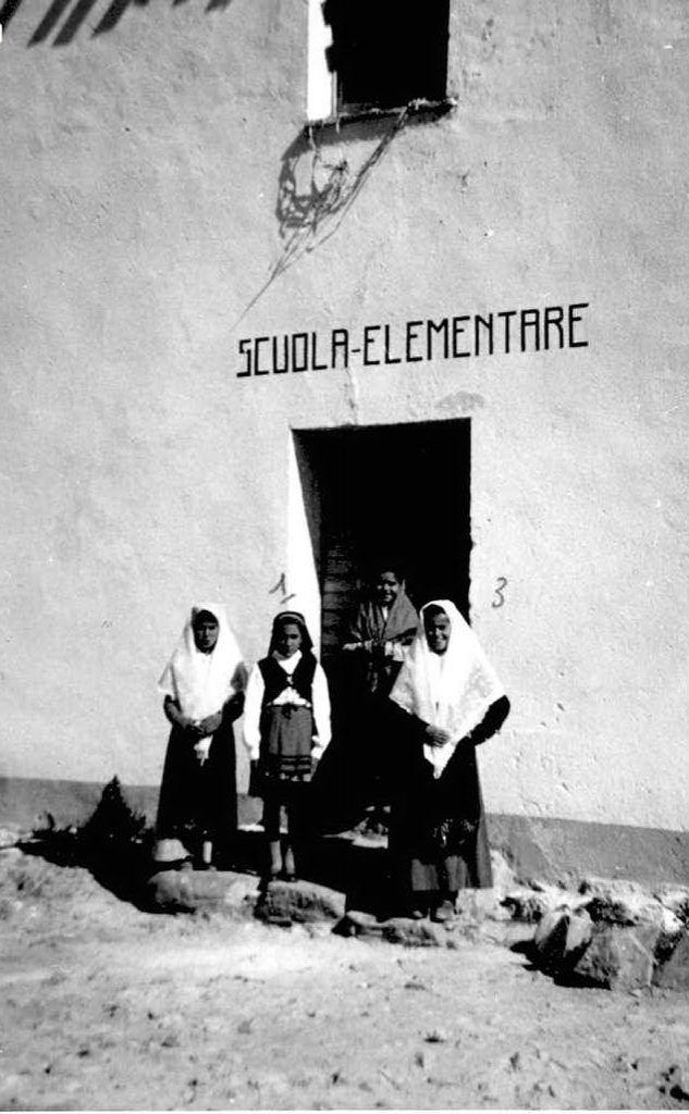 Le figlie di assegnatari dell'azienda di Mitza Justa davanti a una scuola elementare a Carbonia