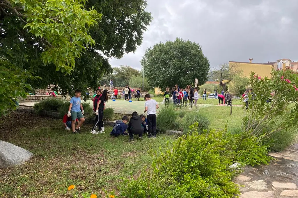 I bambini dell'Istituto comprensivo di Lanusei che puliscono piazza delle Mimose (Foto Cama)