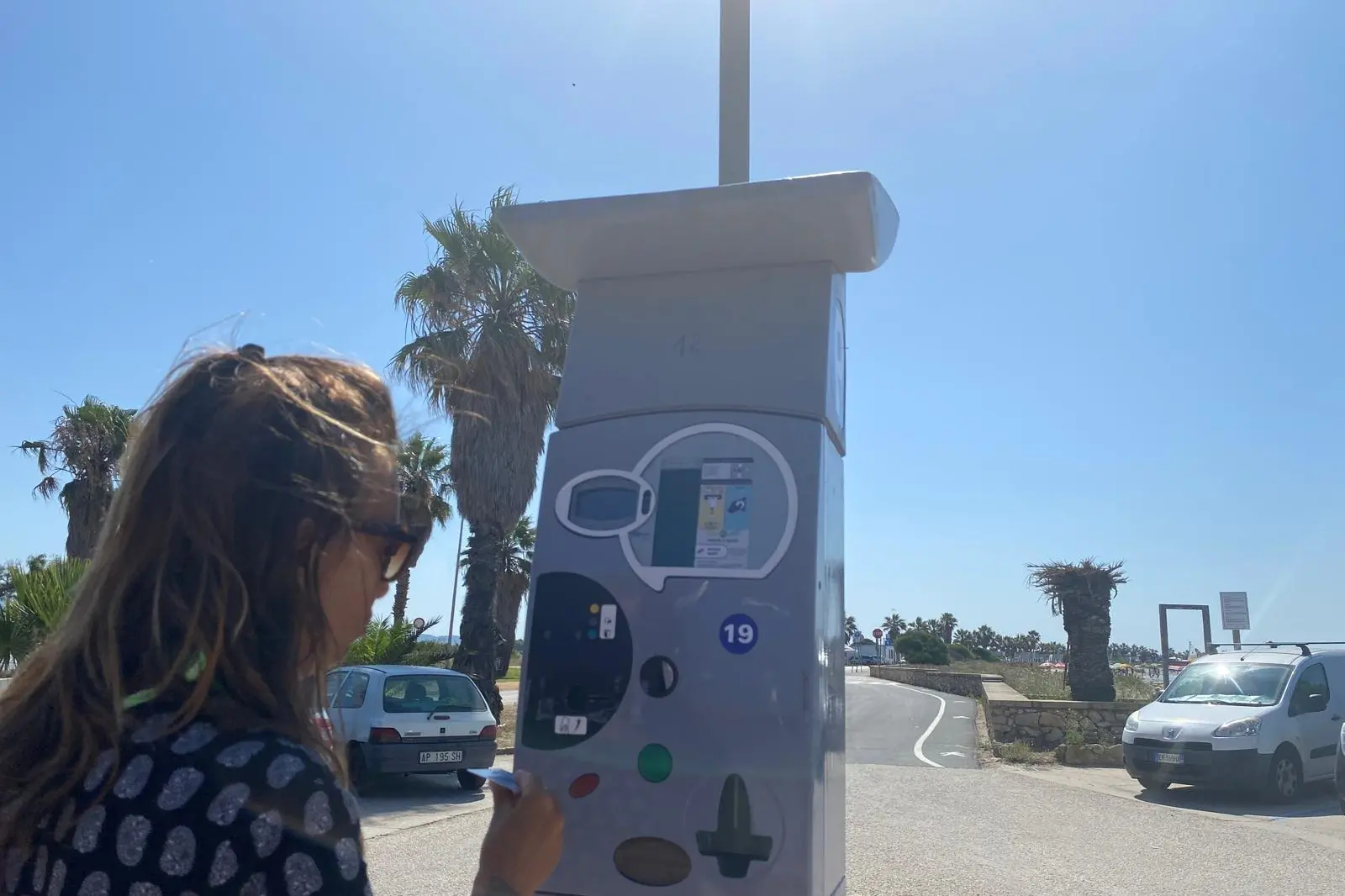 Una turista mentre paga la sosta a Putzu Idu (Foto Sara Pinna)