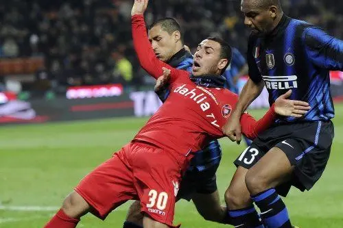 Daniele Ragatzu toccato in area da Maicon e  Cordoba