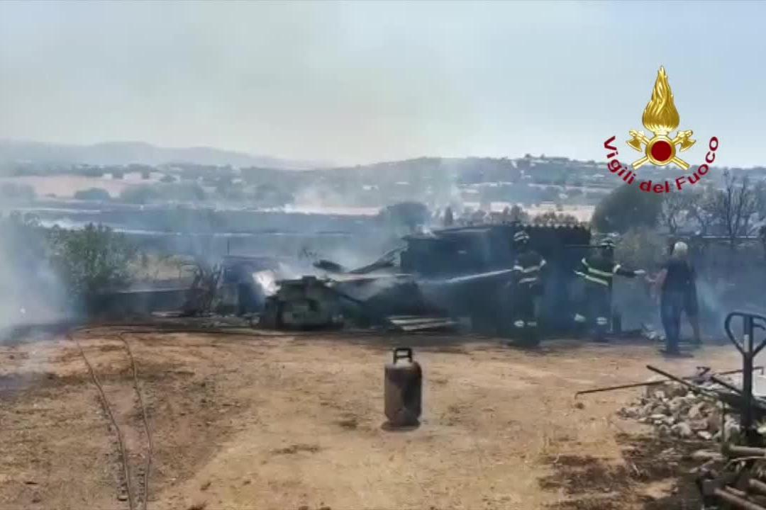 Incendio a Berchidda, le fiamme lambiscono i terreni delle attività commerciali