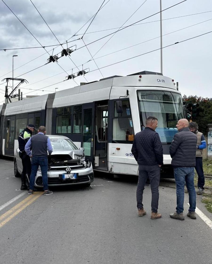 Cagliari, auto contro metro Ferito un 92enne, è caos