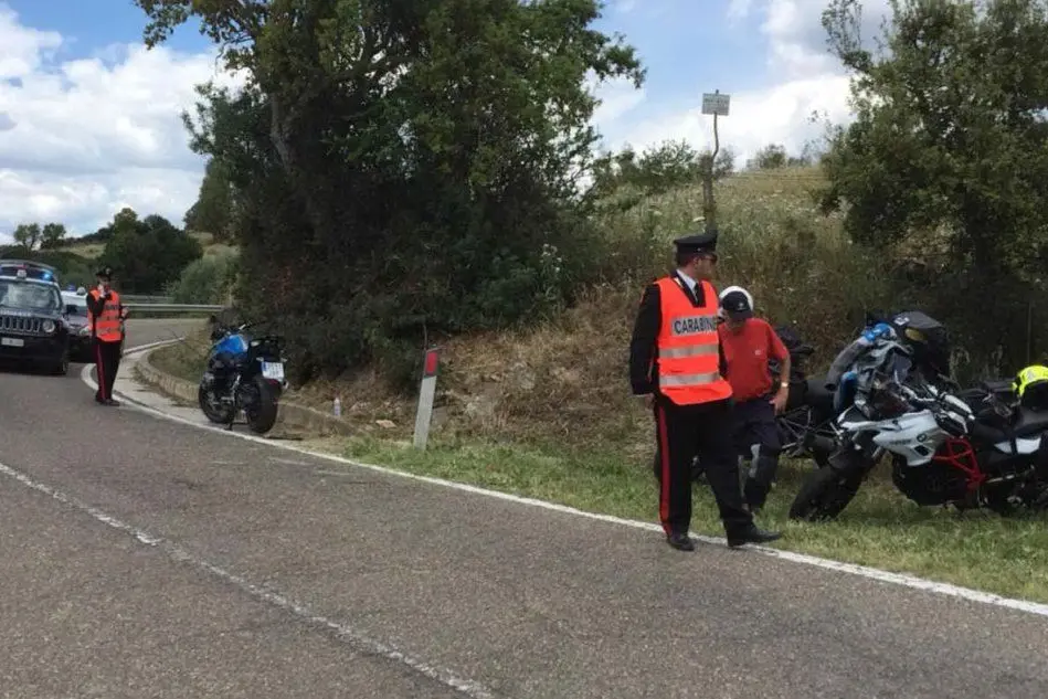 Carabinieri sul luogo dell'incidente (foto L'Unione Sarda - Pintori)