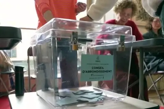 Amministrative in Francia: ai socialisti Parigi e le grandi città