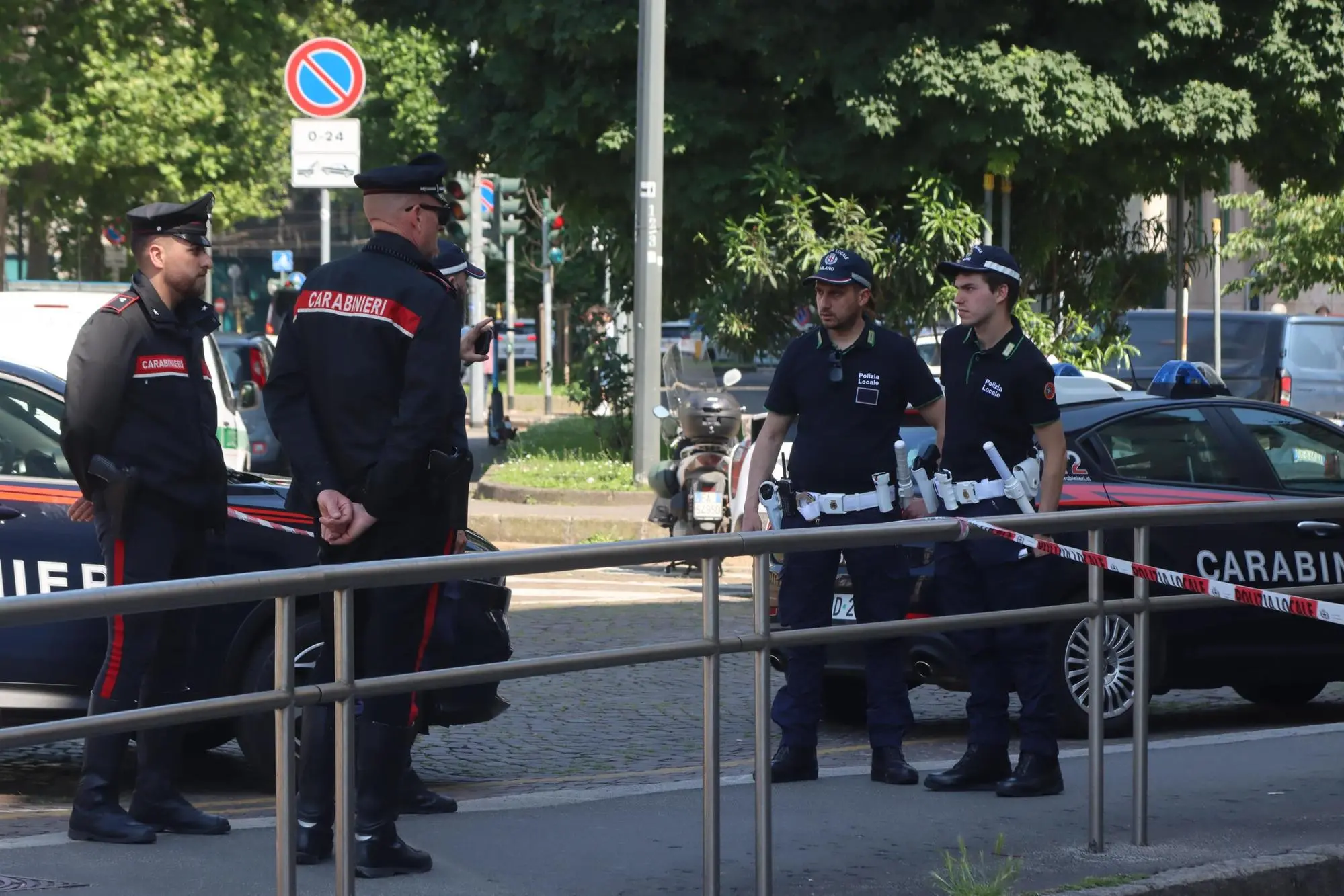 Carabinieri davanti al luogo dove è stato lasciato un tredicenne accoltellato, a Milano (foto Ansa)