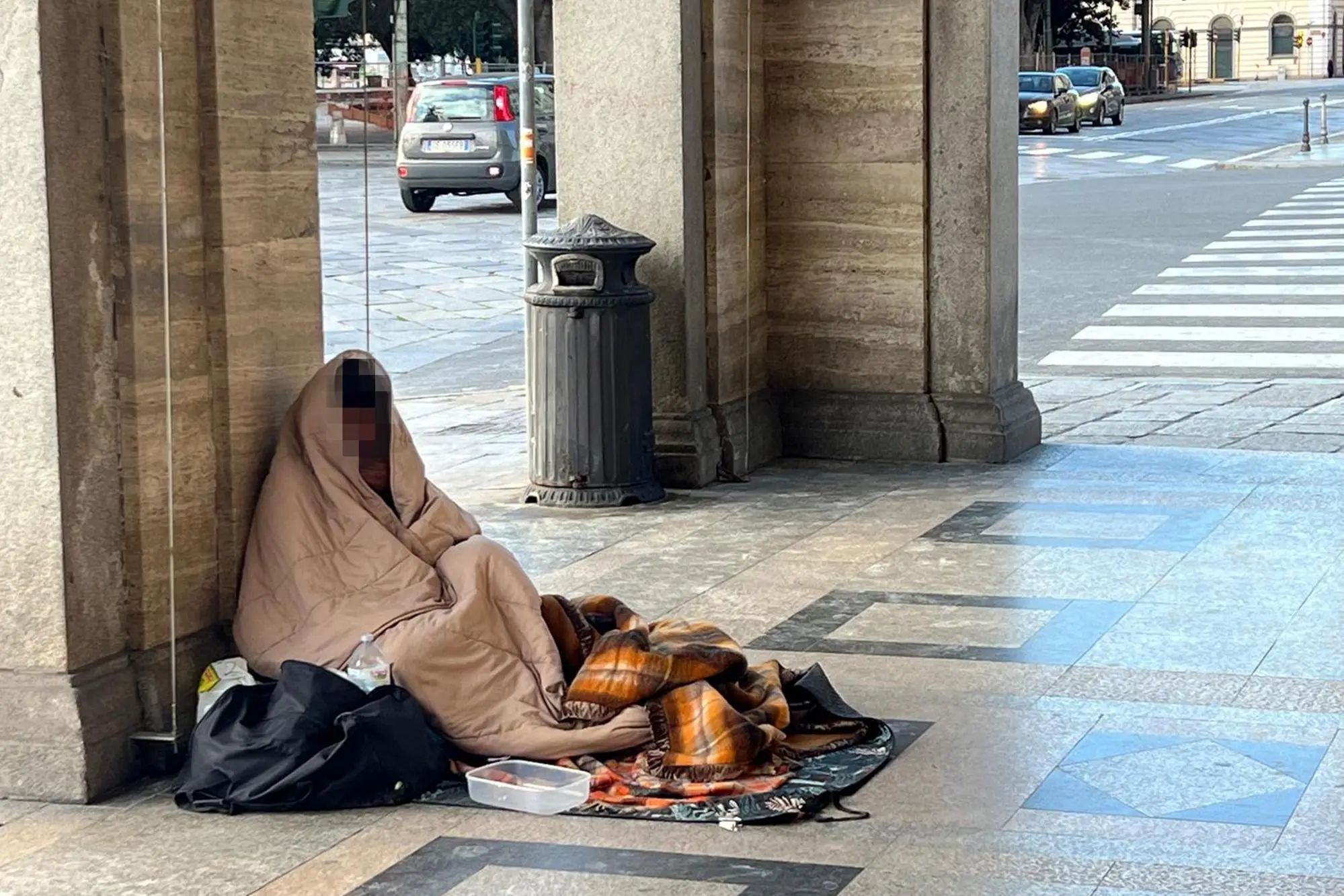Un senzatetto in via Roma (Foto Ungari)