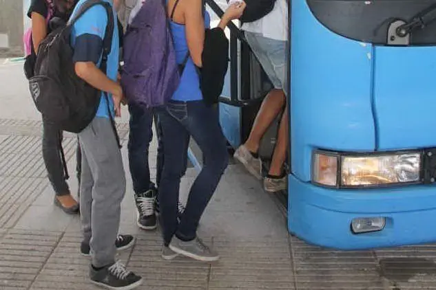 Alcuni passeggeri salgono su un bus dell'Arst (foto d'archivio)