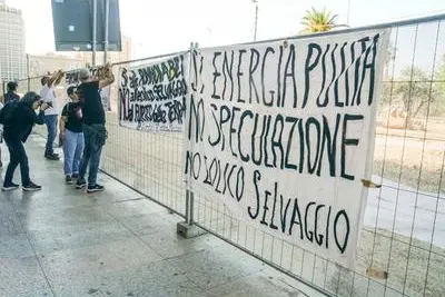 Il sit-in di questa mattina sotto la sede del Consiglio regionale (foto Anedda)