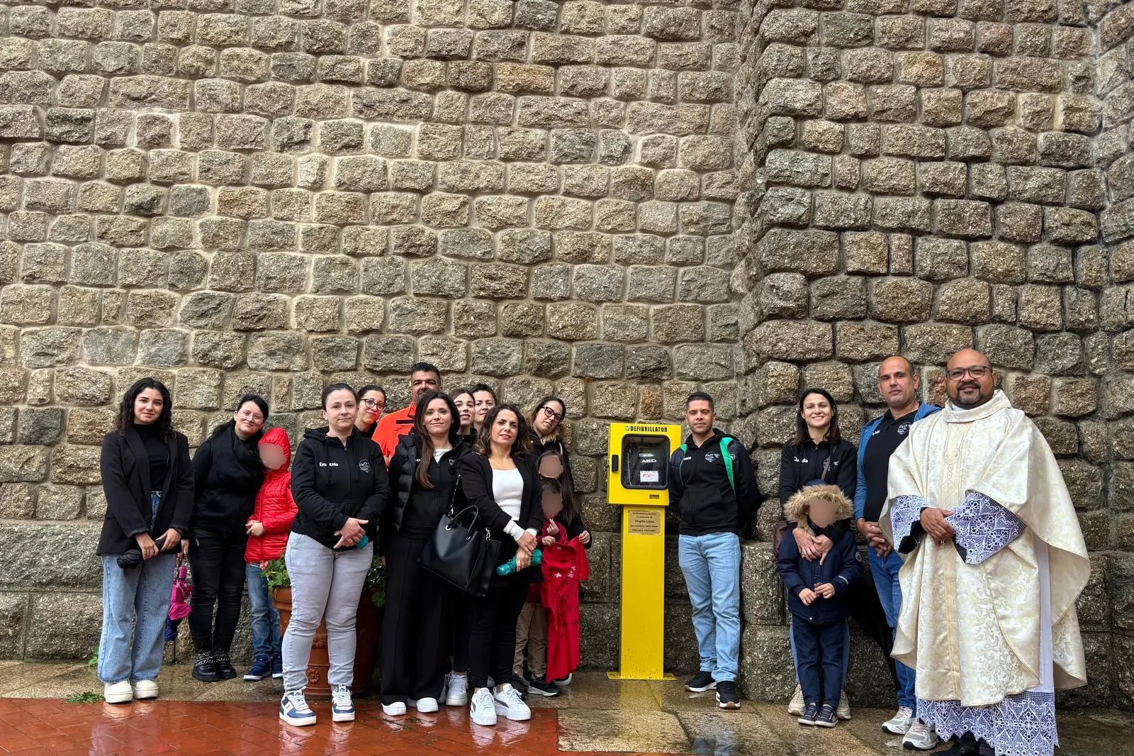 La cerimonia di benedizione del defibrillatore (foto concessa)