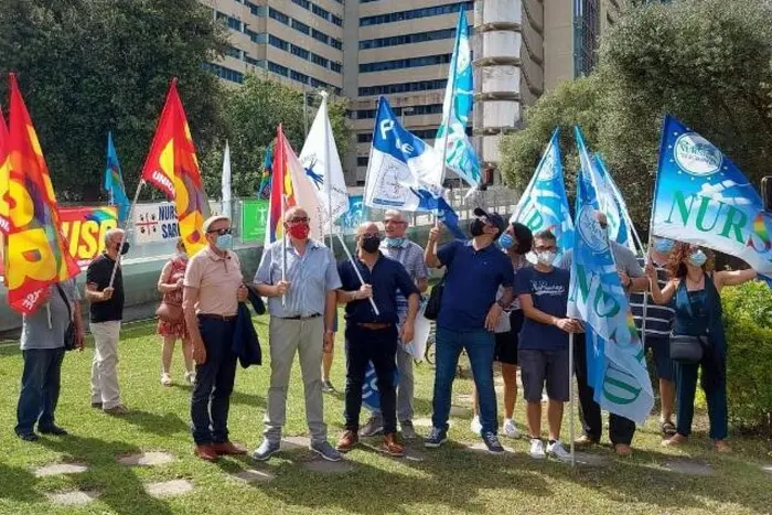 Una protesta delle sigle sindacali al Brotzu di Cagliari (Ansa)
