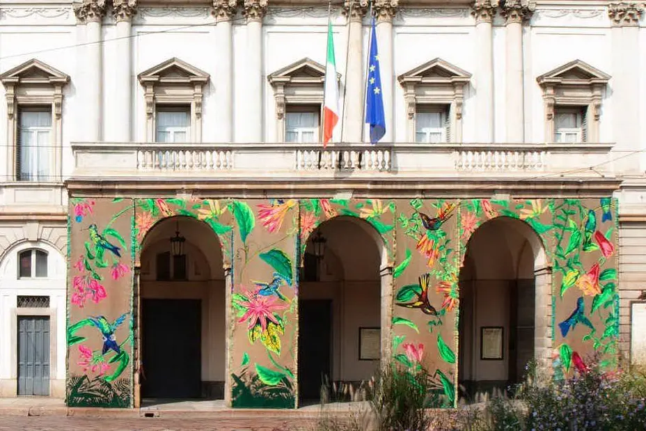 L'installazione sulla facciata del Teatro alla Scala di Milano (foto Bonotto)