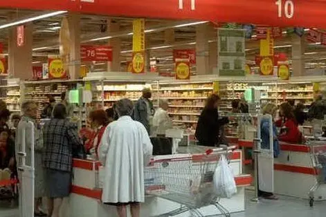 Le casse di un supermercato