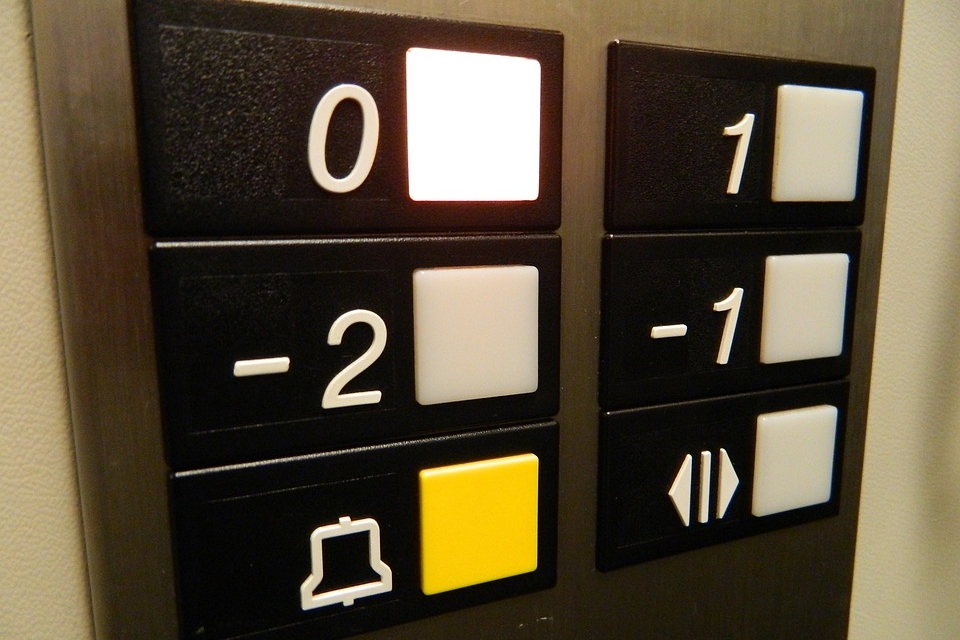 La pulsantiera di un ascensore (foto Pixabay)